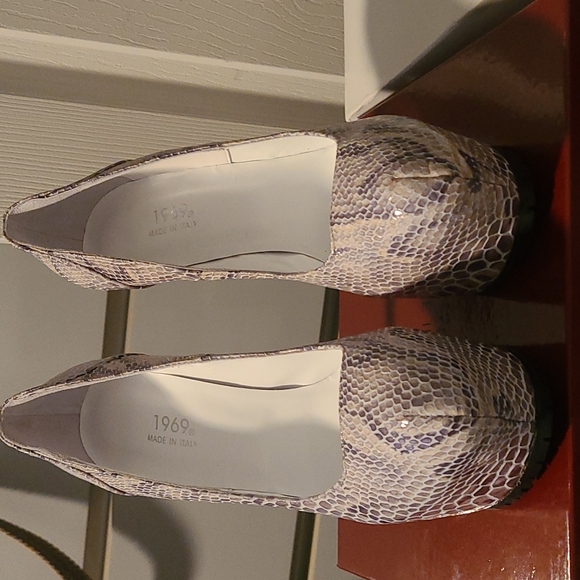 New 1969 python embossed platform pumps - Picture 4 of 9